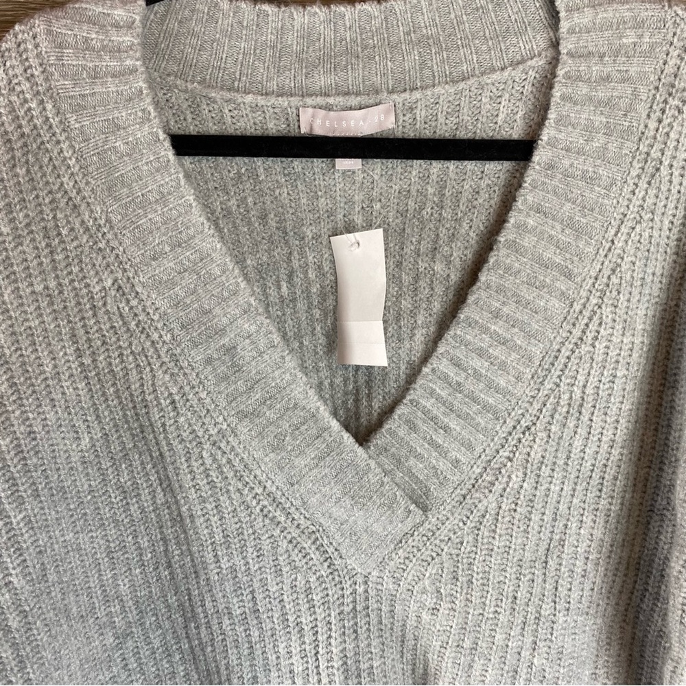 Chelsea28 Grey Vneck Wool Sweater NWT Size Large - Picture 4 of 6